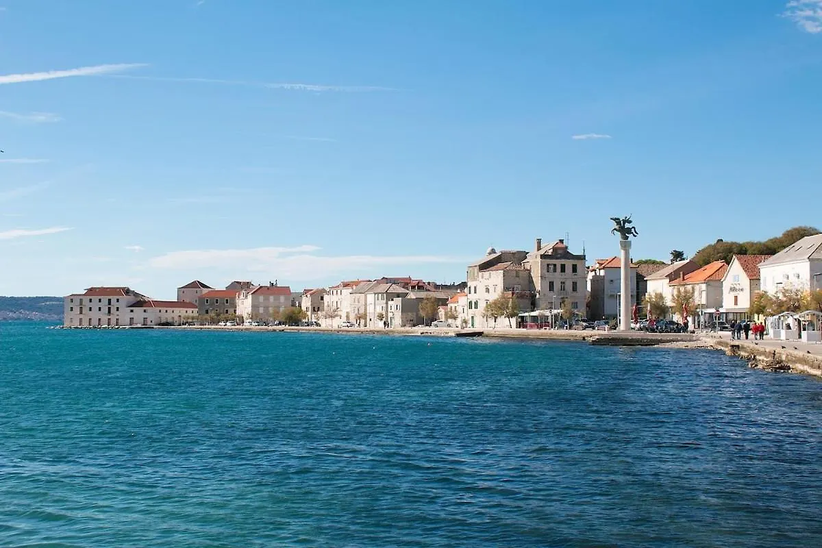 Apartment Holiday Home Gamaliel Kastela
