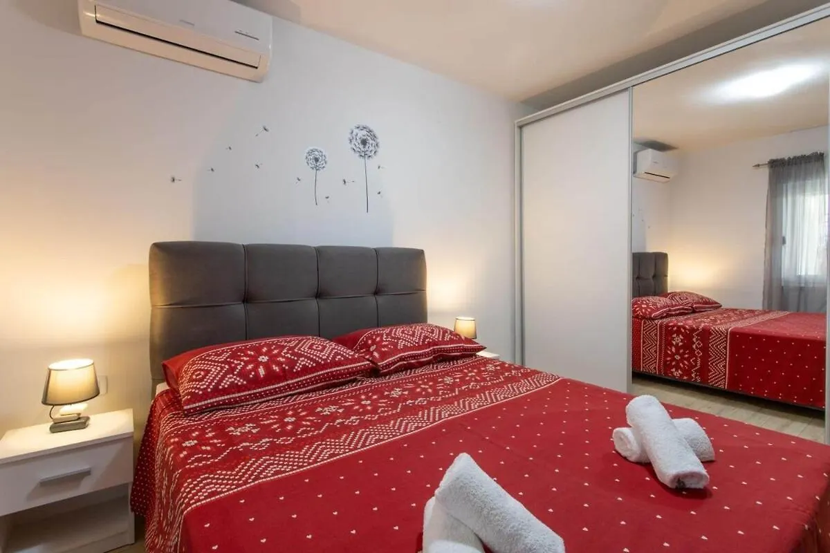Apartment Holiday Home Gamaliel Kastela