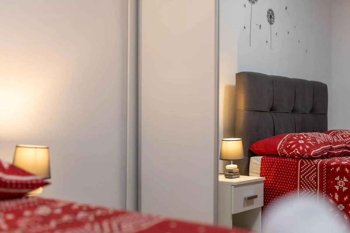 Apartment Holiday Home Gamaliel Kastela