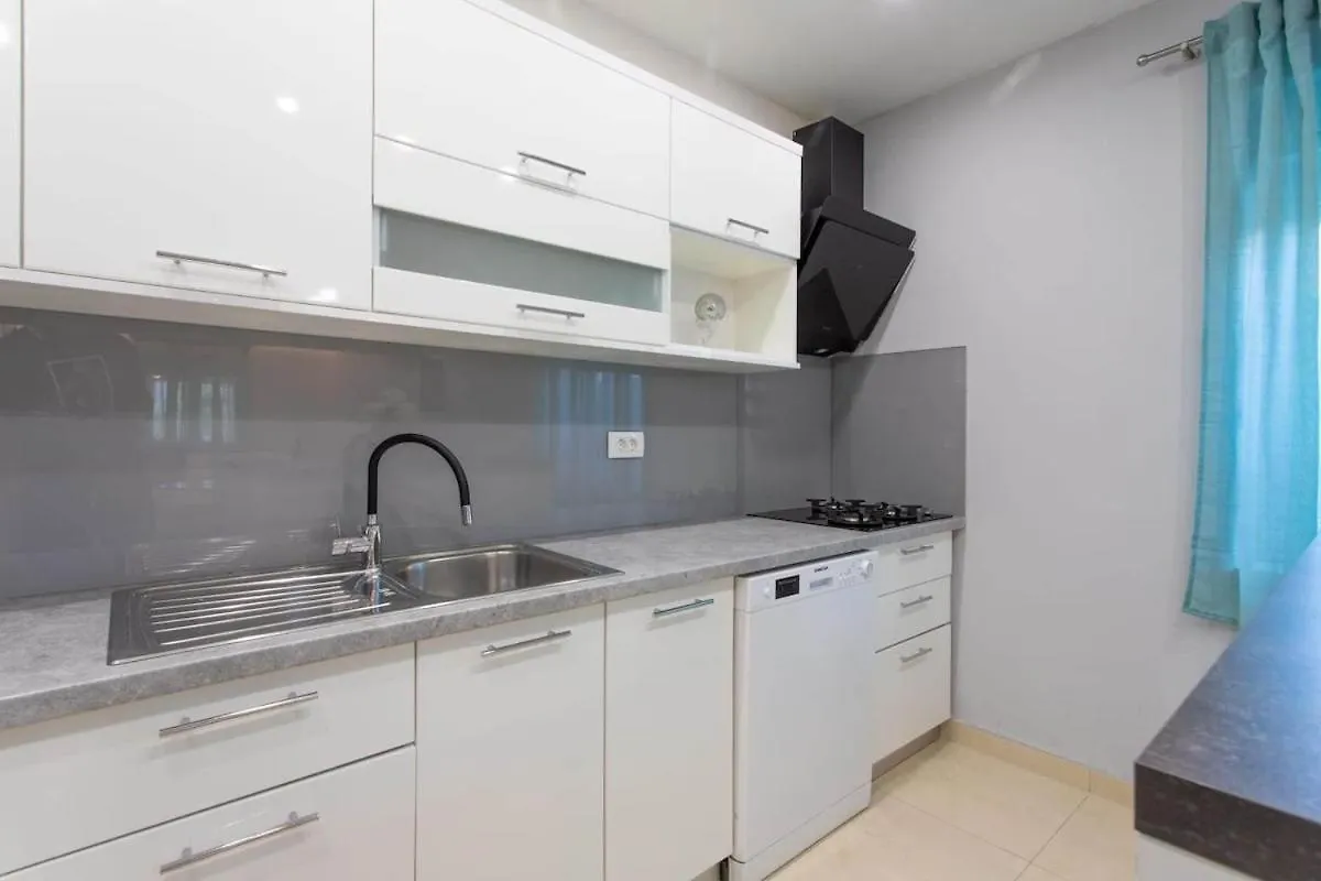 Apartment Holiday Home Gamaliel Kastela