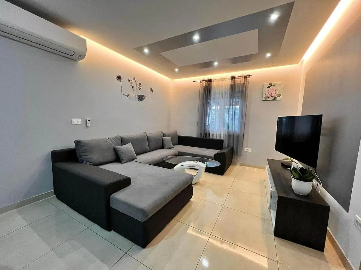 Apartment Holiday Home Gamaliel Kastela